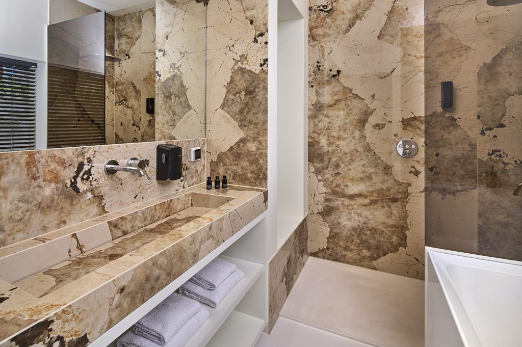 badkamer-hotel-natuursteen